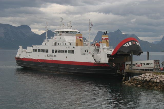 F/S  Hamary  am Kai von Bognes. Die  Hamary  pendelt gemeinsam mit den Schwesterschiffen, F/S  Rsund  und F/S  Svany  auf der Linie Bognes-Skarberget, der Straenfhrung der E6 ber den Tysfjorden. Zum Aufnahmezeitpunkt fhrt sie noch in den Farben der OVDS obwohl Monate zuvor die OVDS mit der TFDS zur Hurtigruten Group fusionierte.