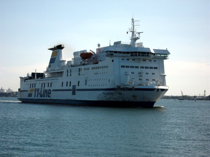 FS HUCKLEBERRY FINN im Seekanal von Rostock (19.08.09) Der Bug sieht steuerbords ziemlich mitgenommen aus.