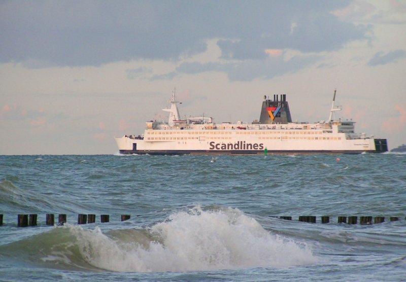 FS  Kronprins Frederik  Lnge: 152,20 m Breite: 23,10 m Gleislnge: 494 m Kapazitt: Lkw: 700 lm; Pkw: 210 Besatzung: 39 Nautik/Technik  sticht in See  und hat soeben die Westmole von Warnemnde passiert; 070828