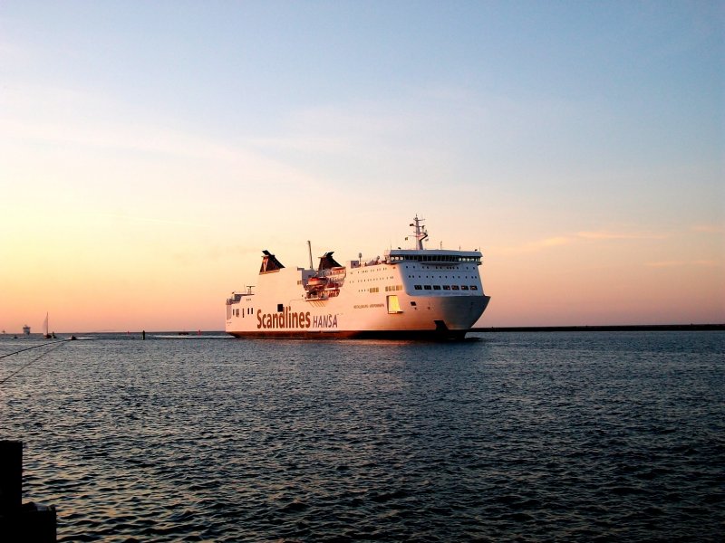 FS Mecklenburg-Vorpommern am 19.08.09 gegen 20.30 einlaufend Rostock