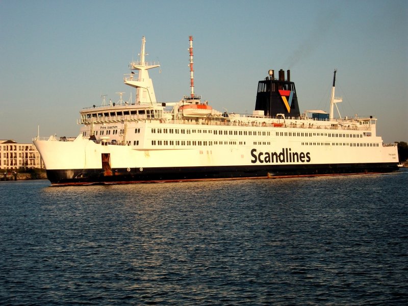 FS Prins Joachim im Abendlicht vor der Yachthafenresidenz Hohe Dne in Rostock (19.08.09)