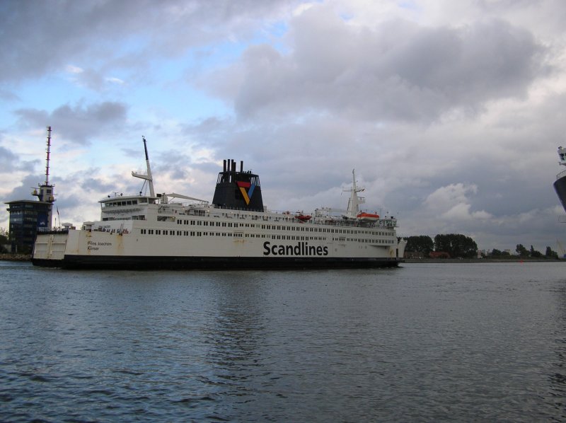 FS PRINS JOACHIM (SCANDLINES) im Seekanal von Rostock. Im Hintergrund WARNOW-TRAFFIC, die Revierzentrale. August 2005