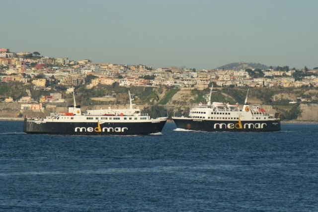 F/S  Redentore Primo  und F/S  Bento Buono  begenen sich zwischen Pozzuoli und Ischia im Canale di Procida; 26.01.2008