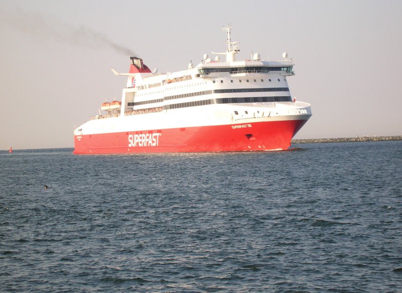 FS SUPERFAST VIII luft im Seekanal nach Rostock ein. (Sommer 2005)