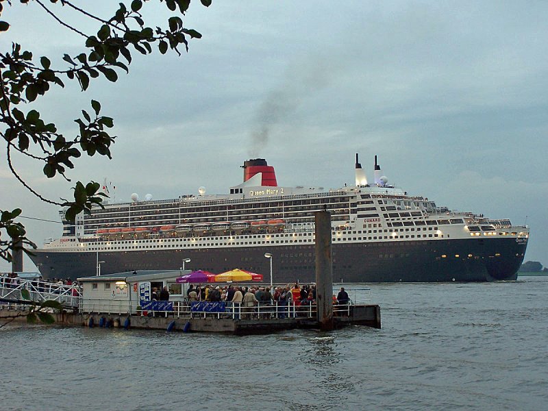 Fr alle Schiffs-Spotter der beste Standort an der Elbe. Der  Lhe-Anleger .
Hier kann man mit dem Auto direkt an die Elbe fahren. Die Schiffe kommen dicht an einem vorbei. Hier die  QM 2  am 25.08.2006