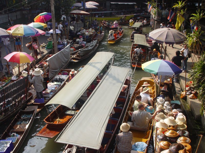 Für Thailand Besucher gehört der Besuch des Damnoen Saduak Floating Markets fast schon zum Pflichtprogramm. Hier drängen sich jeden Vormittag bis 12.00 Uhr die Boote auf den Kanälen. In der Hauptsache sind es Ruderboote, ab und an ist aber auch ein Motorgetriebenes Boot darunter. Ein buntes Bild von Booten mit Touristen besetzt, neben Garküchen auf den Booten und Verkäufen von Obst, Gemüse, Souvenirs. (27.01.2009) 