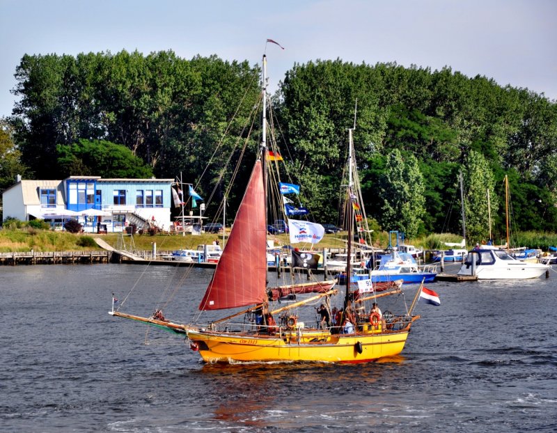 Gaffelkesch  cor. 13:13  Lg.18m - Br. 3,55m - Segelflche 87 m2 - 80 PS Heimathafen Rotterdam NL. Am 07.08.09 auf der Hanse-Sail in Rostock-Warnemnde.