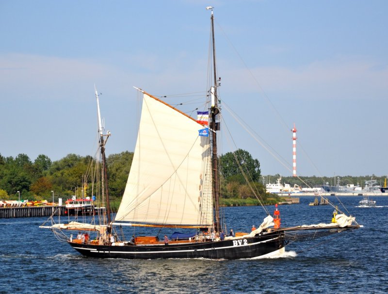 Gaffelketsch  Vegesack BV2  Lg. 35,40m - Br. 5,40m Segelflche 360 m2 am 07.08.09 auf der Hanse Sail gesehen.