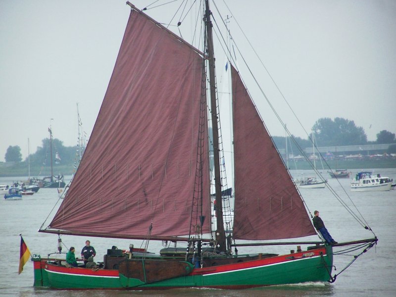 Gaffelkutter  Delphin  (ex  Adler ), Baujahr 1930, am 14.08.2005 in Bremerhaven bei der Sail Bremerhaven 2005, weitere Infos zum Schiff gibt es da: http://www.tallship-fan.de/