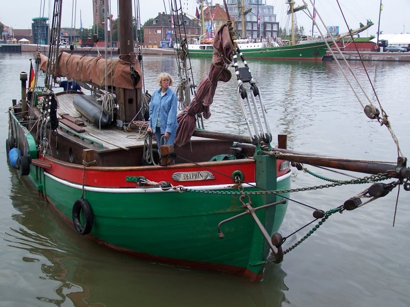 Gaffelkutter  Delphin  (ex  Adler ), Baujahr 1930, am 15.08.2005 in Bremerhaven, weitere Infos zum Schiff gibt es da: http://www.tallship-fan.de/ (im Hintergrund liegt die  Alexander von Humboldt )