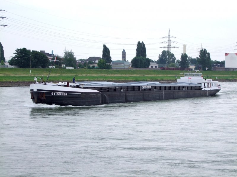 GAISBURG der Dettmer-Reederei wird whrend der Stromaufwrtsfahrt bei Dsseldorf durch den Matrosen gereinigt; 080826