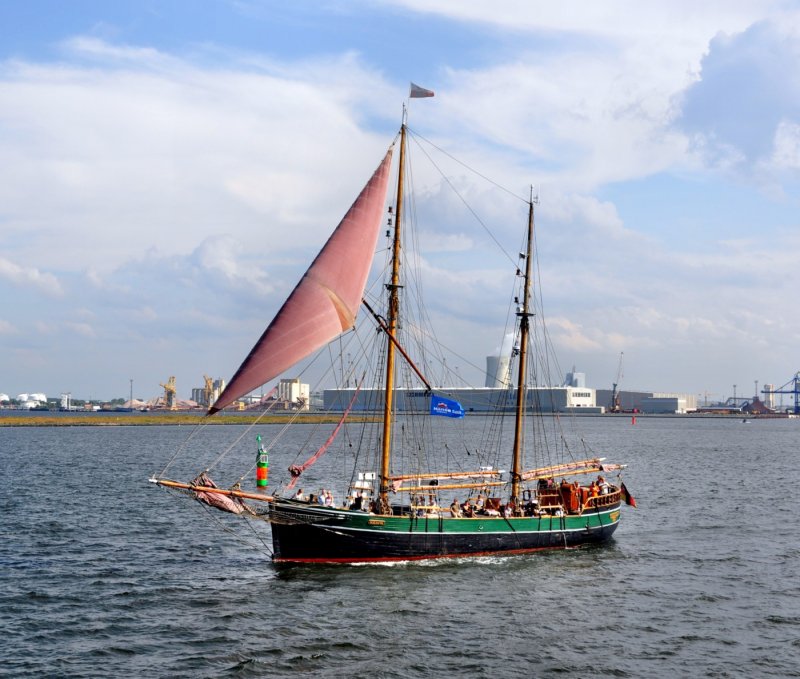 Galeasse  Solvang  auf der Hanse Sail 2009  Lg. 32,10m - Br. 5,90m    
Tg. 3m - Segelflche 382m -379 Ps - Bauj. 1939. Rumpf aus Holz
Heimathafen Lbeck