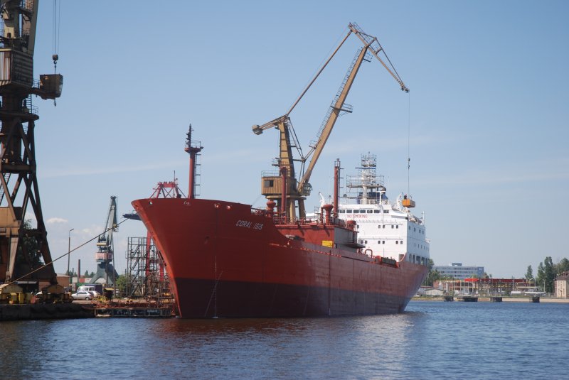 GDAŃSK (Woiwodschaft Pomorskie), 20.06.2007, Tanker Coral Isis aus den Niederlanden