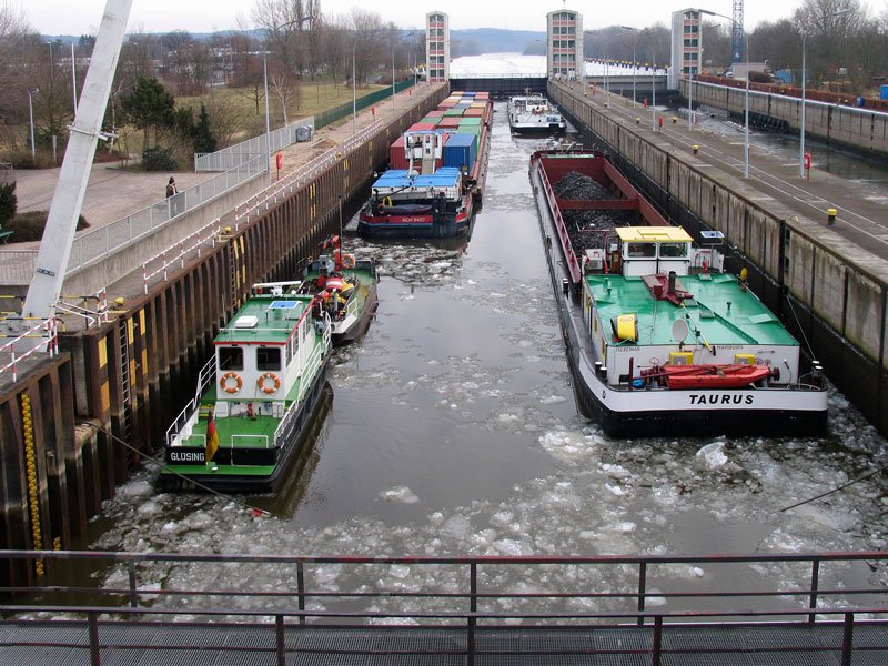 Gemeinsam lassen sich in Geesthacht elbaufwrts schleusen: TMS SCHILDHORN, Hamburg; Schubverband mit SCH 2407; TAURUS und GLSING; 22.01.2009
