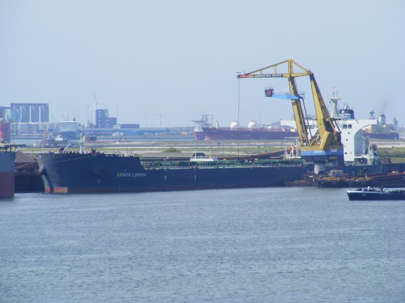 genco london ,liegend im erzhafen europoort rotterdam.sie ist 285m lang 45m breit,6.8.08
