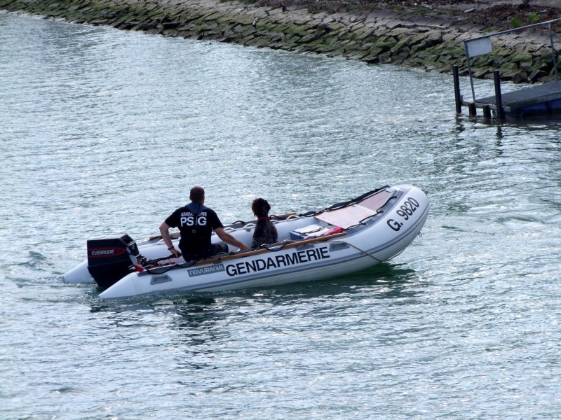 Gendarmerieboot-G9820 mit Hund u. Herrl auf Streife Nhe Mulhouse; 080902