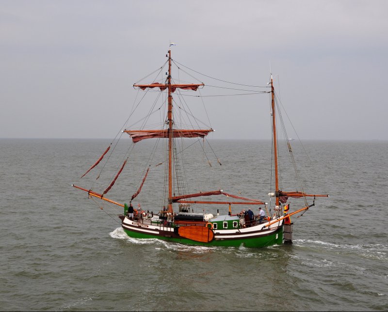  Gesine von Papenburg  - Nachbau eines Frachtschiffs aus Ostfriesland aus dem  18.Jahrhundert. Am 20.09.09 vor Norderney gesehen. Ein schnes Schiff fr die Modellbauer.