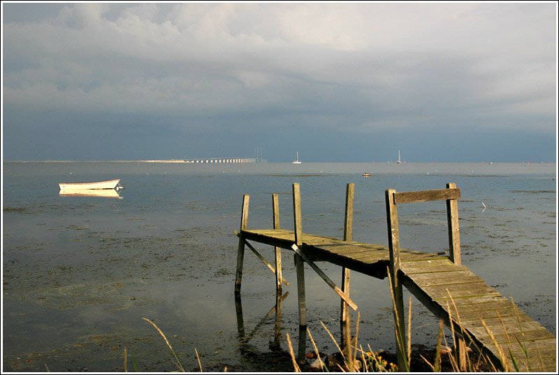 Gewitterstimmung am resund bei Dragr. Im Hintergrund ist die teilweise von der Sonne angestrahlte resundbrcke zu erkennen. 26.8.2006 (Matthias)