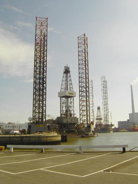 Gleich 2 Bohrplattformen standen im Frhjahr 2005 im Hafen von Esbjerg