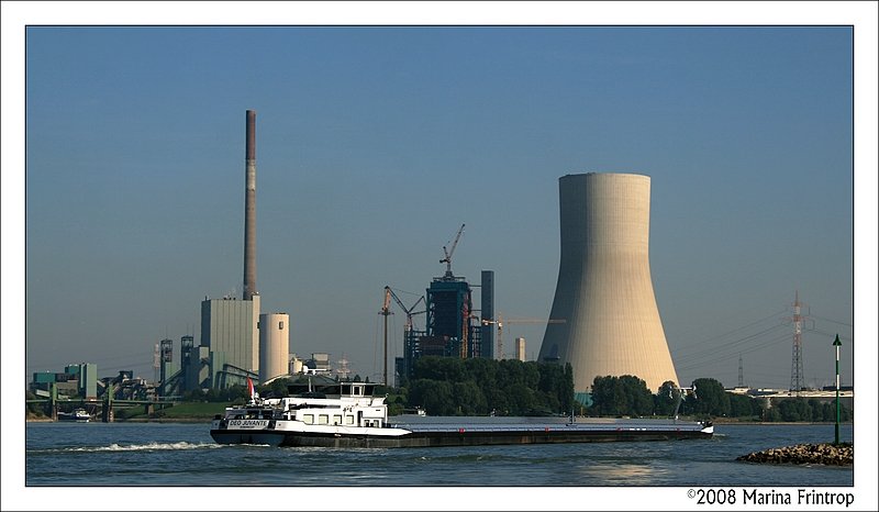 GMS  Deo Juvante  (Dordrecht/Niederlande) ENI 02330445 auf dem Rhein bei Duisburg-Walsum. Baujahr 2008, Lnge 135 m, Breite 11,45 m, Tonnage 4229 t. Im Hintergrund ist das Kraftwerk Walsum zu sehen.