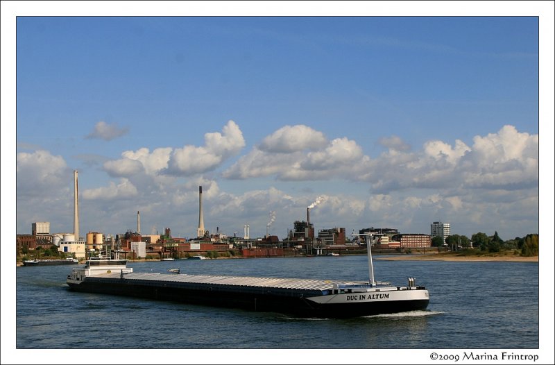 GMS  Duc in Altum  auf dem Rhein bei Krefeld-Uerdingen - Europanummer: 2325838, Lnge: 109,85 m, Breite: 10,55 m, Tiefgang: 3,19 m, Tonnen: 2530