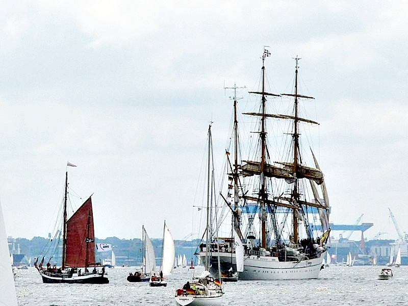 ..Gorch Fock in Position fahrend zur Groseglerparade der Kieler Woche