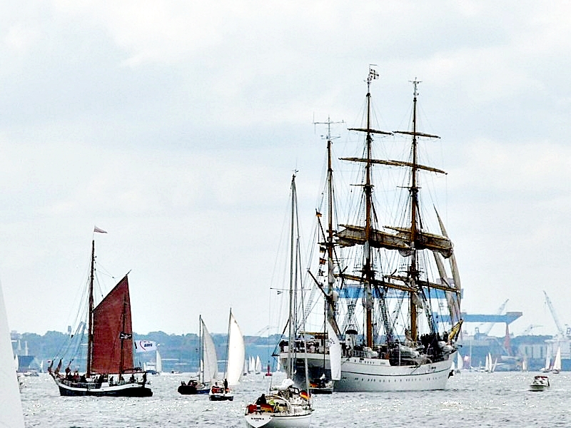 ..Gorch Fock in Position fahrend zur Groseglerparade der Kieler Woche