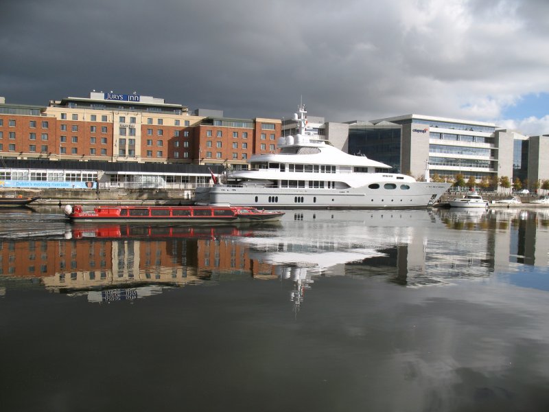 Gross und klein: Zeichen des neuen Wohlstandes in Irland.
(September 2007)