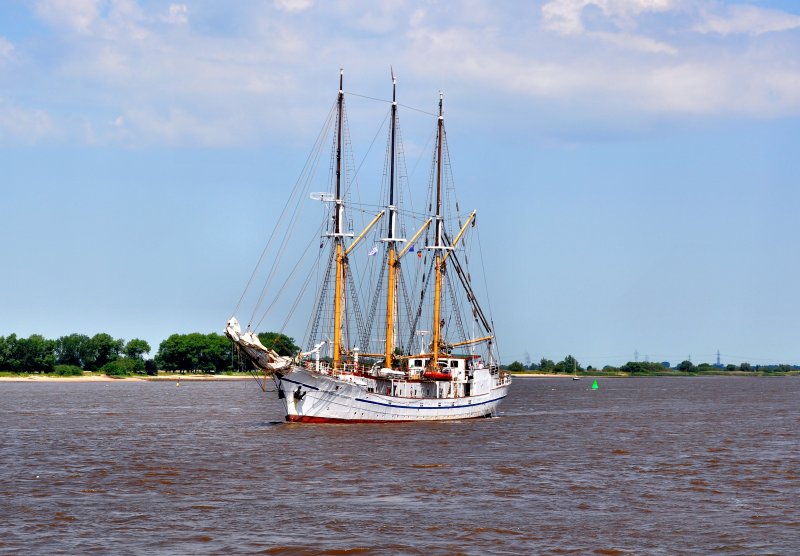  Groherzogin Elisabeht  Segelschulschiff Lg. 63,70 m - Br. 8,23 m - Segelflche 1010 m2 - Begegnung auf der Weser. Foto von Bord der  Oceana  am 1.6.09 