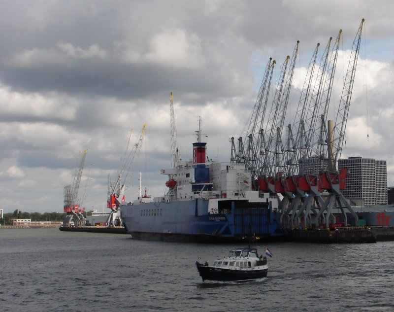 Gtrschiff im Hafen Rotterdam; August 2007