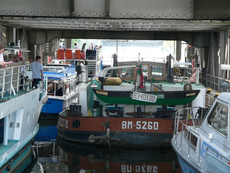 Gut ausgelastet ist der Trog des Schiffshebewerkes Niederfinow mit den Passagierschiffen, einem Frachtschiff und einem Polizeischiff. 10.5.2008