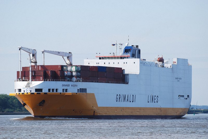 Hufige Gste auf der Elbe und in Hamburg die Schiffe der Grimaldi Lines
hier am 27.08.09 die Grande Nigeria IMO-Nummer:9246580 Flagge:Italien Lnge:214.0m Breite:32.0m Baujahr:2003 Bauwerft:Fincantieri,Italien Baupreis:60 Mio.$