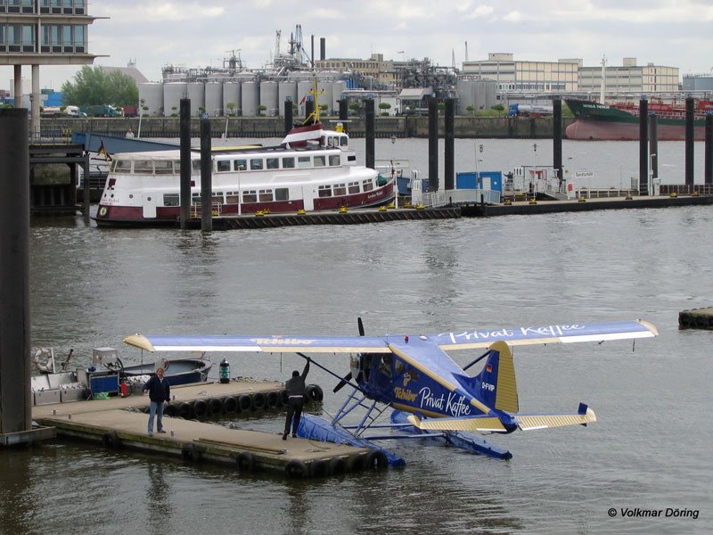 Hafen Hamburg mit Wasserflugzeug  Tschibo Privat Kaffee  fr Rundflge und Boot  Groer Michel  - 11.05.2005
