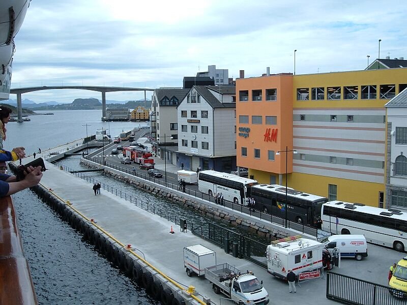 Hafen Kristiansund am 15.06.2006, seit der Aufnahme von Andre Breutel mit der  Nordnorge  2002 hat sich hier einiges gendert, ich nehme an, er hat seine Ausnahme von der Brcke gemacht. Die Hurtigrutenschiffe fahren durch diese Brcke, hhere Schiffe mssen in und aus dem Hafen um die Insel links fahren.