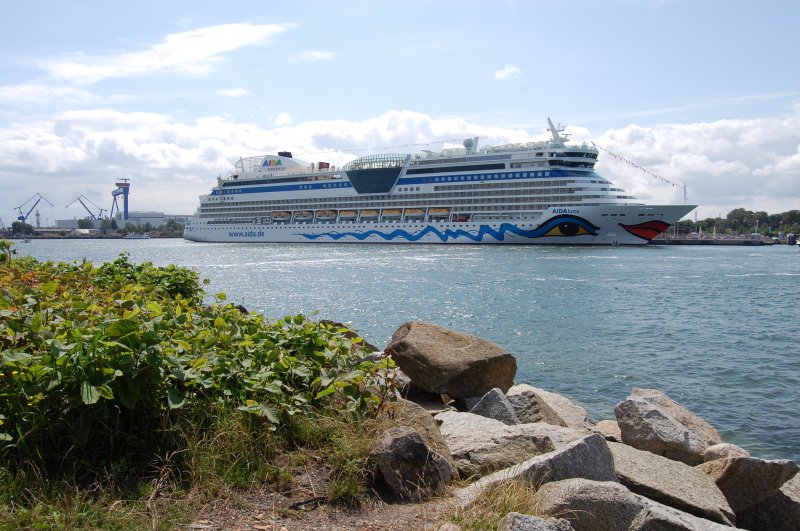 Hafen Warnemnde am 11.07.09. Die Aida Luna liegt vor Anker in aller Frhe. In zwei Tagen kommen die Eurodam, die Azamara Journey und die Emeral Princess.