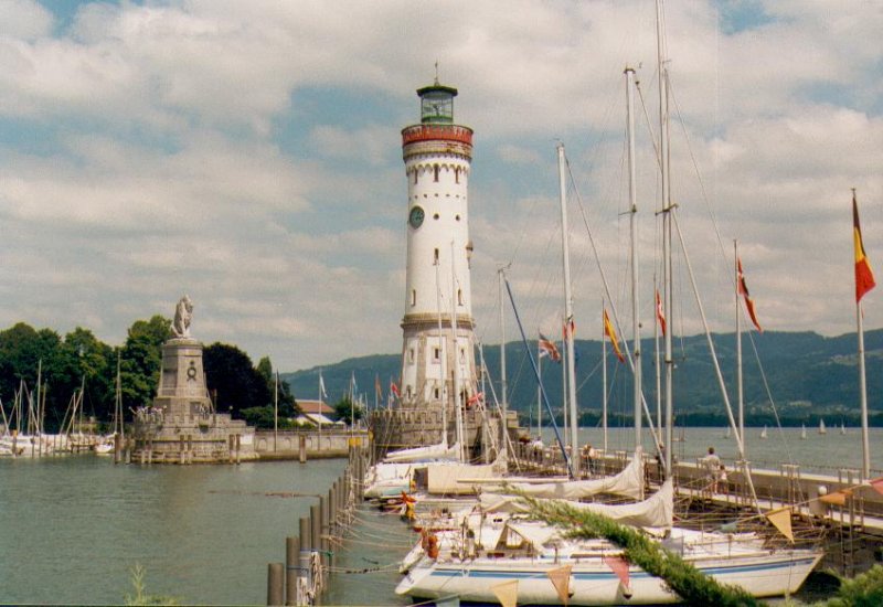 Hafeneinfahr Lindau mit Segeljachten 20. Juli 2000