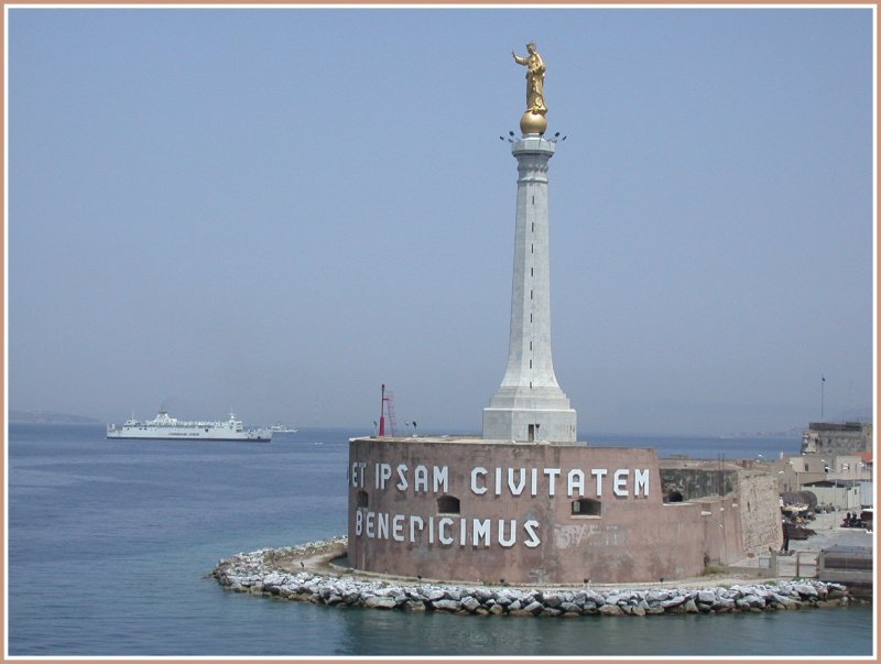 Hafeneinfahrt von Messina auf Sizilien. (05.08.2002)