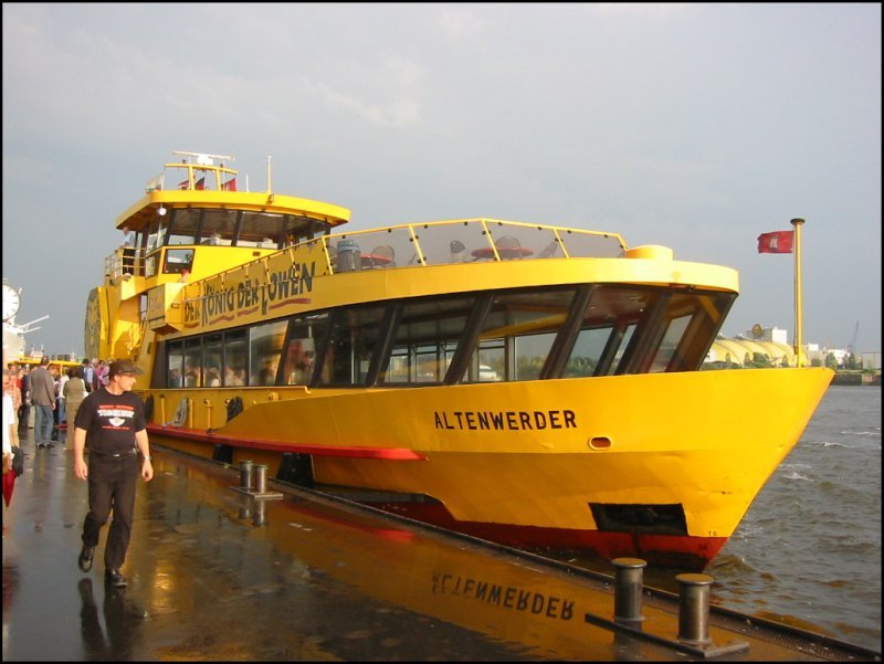 Hafenfhre  Altenwerder  bei den Landungsbrcken in Hamburg. Die Aufnahme stammt vom Juli 2005. Kurz zuvor hatte es einen heftigen Regenschauer gegeben, dann brach die Sonne durch eine Wolkenlcke.