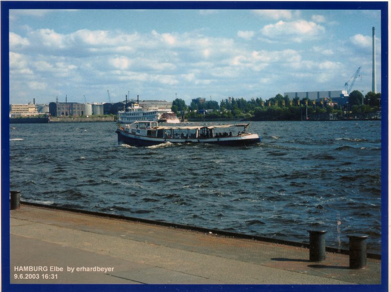 Hafenrundfahrt-Barkasse, fotografiert von den Landungsbrcken St. Pauli am 9. 6. 2003