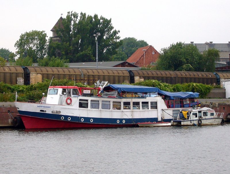 HAFFTOURIST, ein ehemaliges Schiff der Volksmarine, spter dann zum Passagierschiff umgebaut. Heute ??? gesehen in Lbeck, 15.07.2008