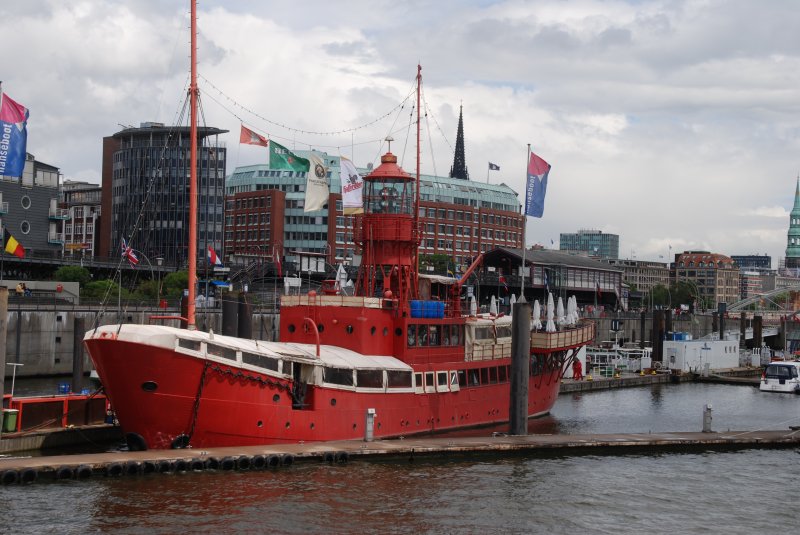 HAMBURG, 13.06.2008, Blick von der Überseebrücke auf ein Feuerschiff im Hamburger Hafen