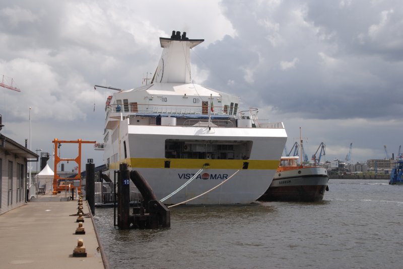 HAMBURG, 13.06.2008, das italienische Kreuzfahrtschiff Vistamar an der Überseebrücke