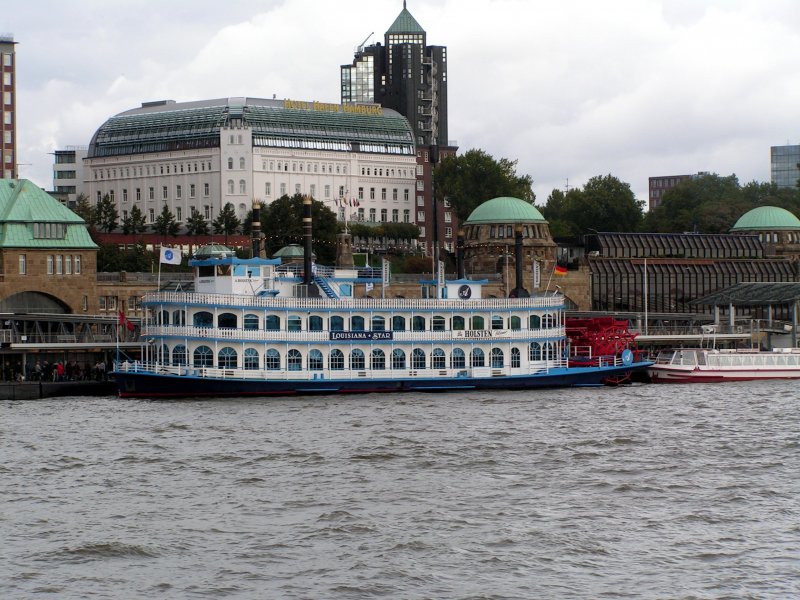 HAMBURG, 26.09.2004, Schaufelraddampfer Louisiana Star an den Landungsbrücken; hierbei handelt es sich allerdings eher um ein Pseudo-Schaufelraddampfer mit sehr viel moderner Technik dahinter (1998 Deutsche Binnenwerften GmbH, Tangermünde / Taufe am 6.5.1999 / Lüa. 56,0m, B 11,6m, Tg. 1,85m / Diesel 2x384 kW, Antrieb 2x Schottel SRP 200 / 500 Pers.) -- Dank an Harald Schmidt aus Hamburg für diese Information
