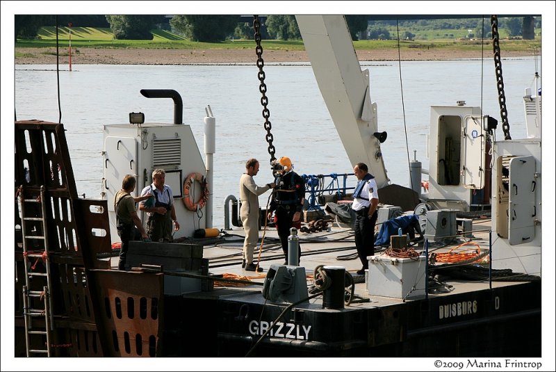 Havarie in Duisburg-Homberg. Auf dem Bergungsboot Grizzly bereitet sich einer der beiden Taucher auf den nchsten Tauchgang vor, um weitere Seile zur Bergung des Schubboots P7 anzuhngen.