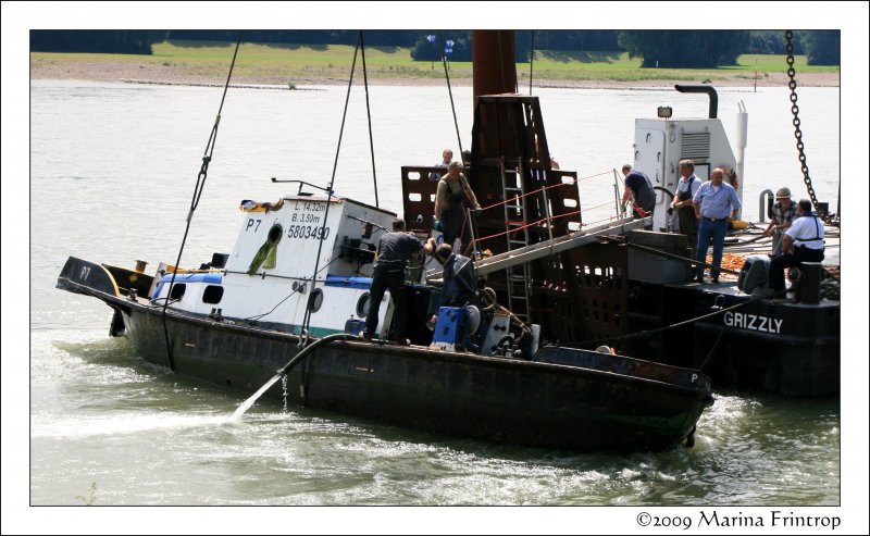 Havarie in Duisburg-Homberg - Bergung von Schubboot P7. Mittels Tauchpumpe wird das Schiff ausgepumpt.