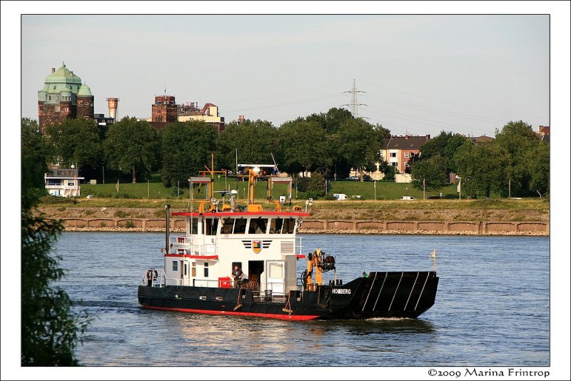 Havarie in Duisburg Homberg - Verkehrssicherung durch ein Schiff des Wasser- und Schifffahrtsamts whrend ein Taucher das im Rhein gesunkene Schubboot begutachtet.