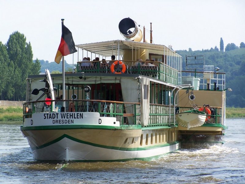 Heckansicht vom Seitenraddampfer  Stadt Wehlen  am 15.07.2005 zu Berg in Meien, oberhalb der Eisenbahnbrcke.