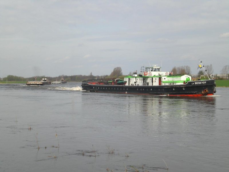 Heckradschlepper Beskydy im Einsatz.Unterhalb Niederwartha.
Sein Erscheinen im deutschen Strombereich ist meist Vorzeichen eines stark wechselnden Wasserstandes.