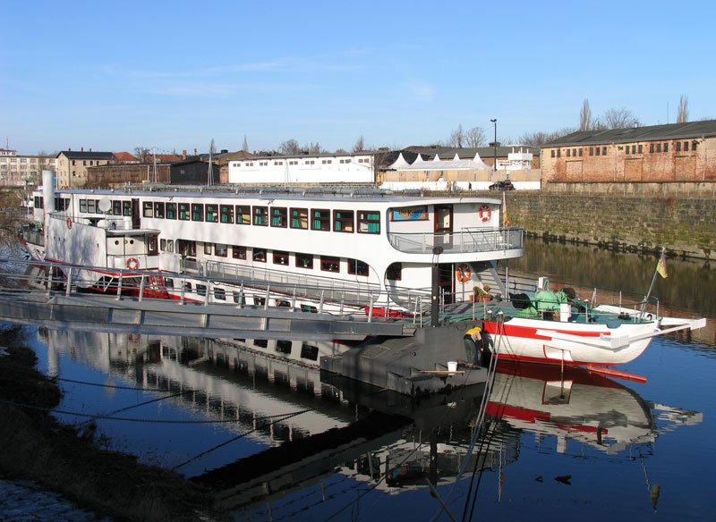 Herbergsschiff  Die Koje  (ex  Karl Marx , ex  Daniel Pppelmann ) Baujahr 1963 (Schiffswerft Rolau), im alten Winterhafen der Elbe in Dresden-Neustadt, 08.01.2008
