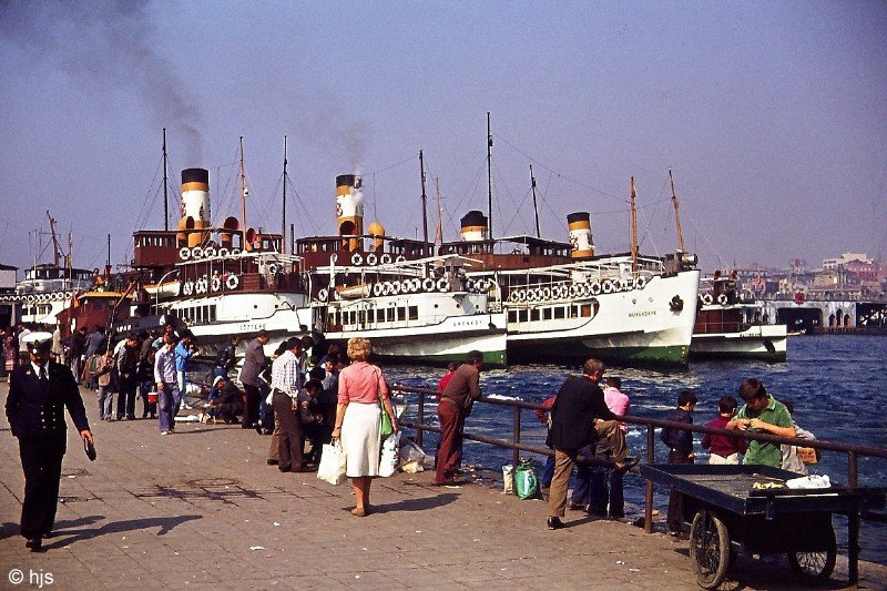 Heute finden sich unter den Bosporusfhren keine Dampfschiffe mehr. In den 1970-er Jahren war das noch ganz anders. Hier liegen gleich vier echte Dampfer (v.l.  Gztepe ,  Erenky ,  Bykdere ,  Altinkum ) an der Anlegestelle nahe der Galatabrcke in Istanbul (Oktober 1977).